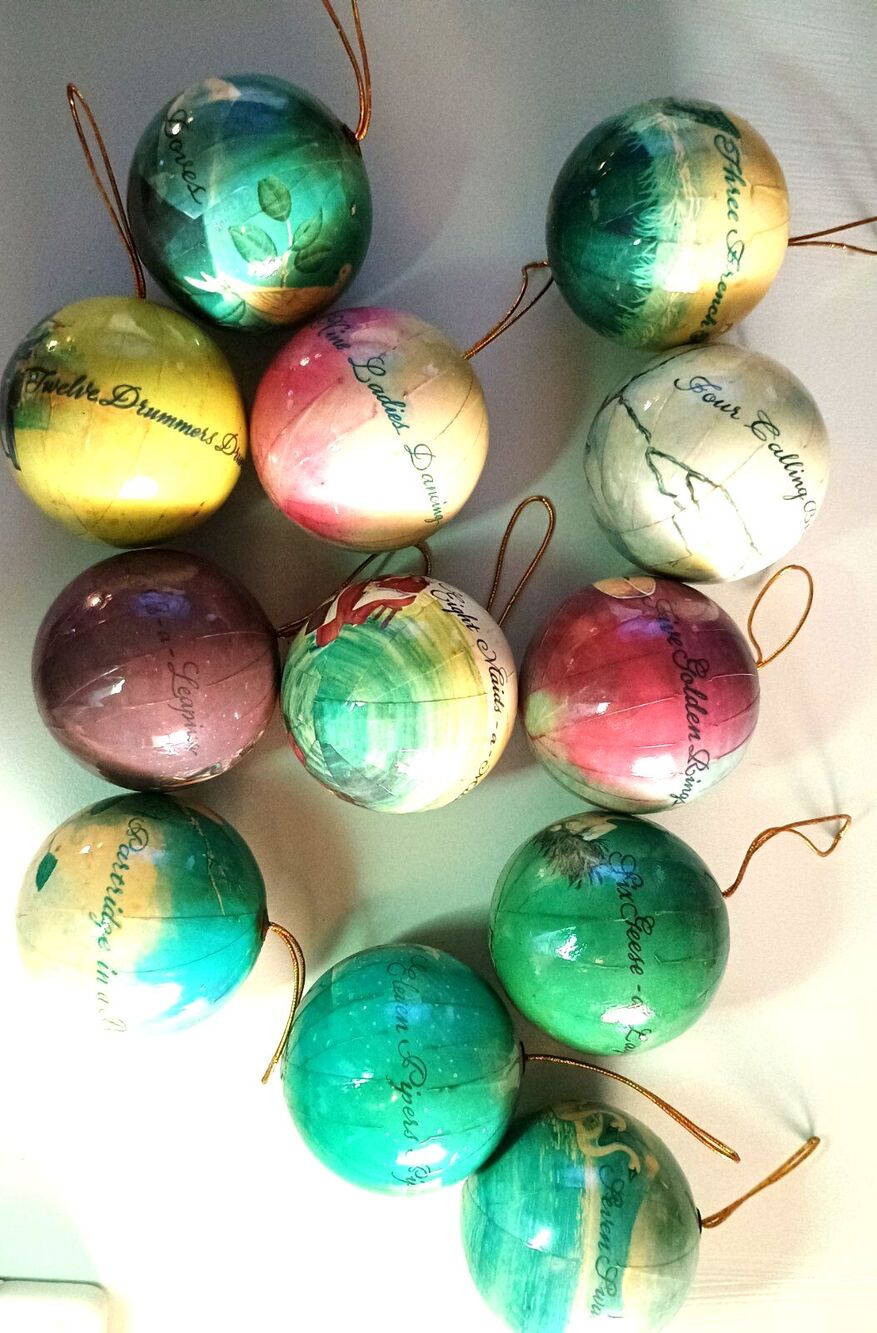 VTG The Twelve Days of Christmas Decoupage Paper Mache Ball Ornament Set & Box